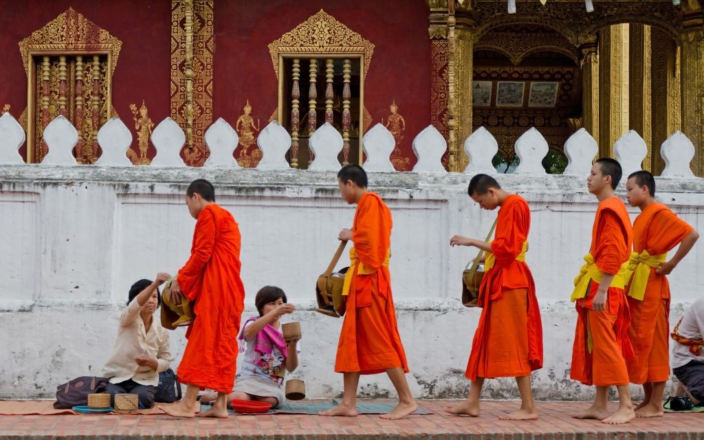 Alms Procession, Luang Prabang, Laos © Ttanothai | Dreamstime 41347338